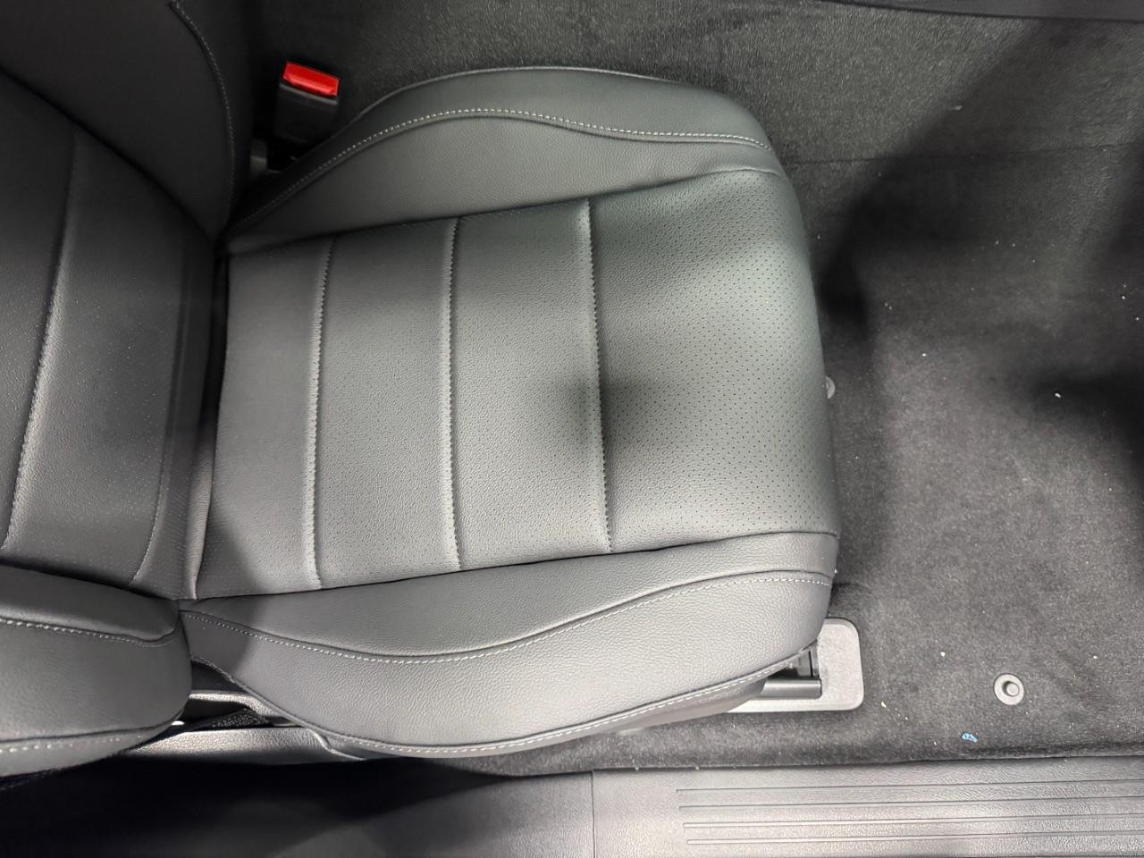 Mercedes-Benz GLE Vehicle Full-screen Gallery Image 19