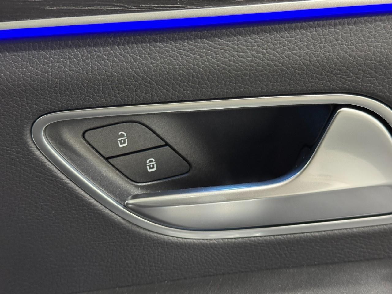 Mercedes-Benz GLE Vehicle Full-screen Gallery Image 22