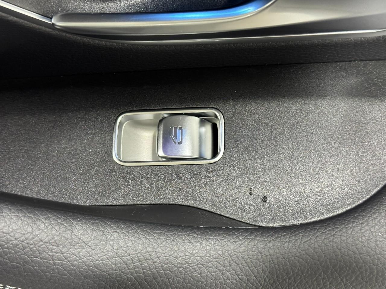 Mercedes-Benz GLE Vehicle Full-screen Gallery Image 23