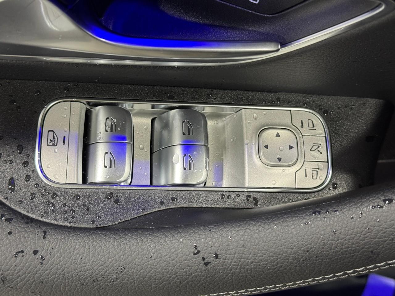 Mercedes-Benz GLE Vehicle Full-screen Gallery Image 27