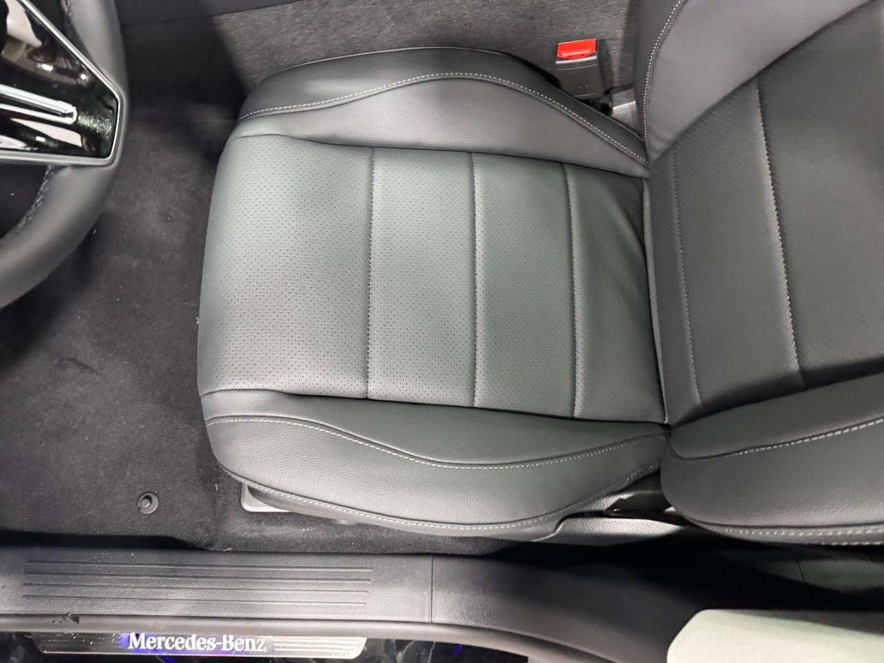 Mercedes-Benz GLE Vehicle Full-screen Gallery Image 30