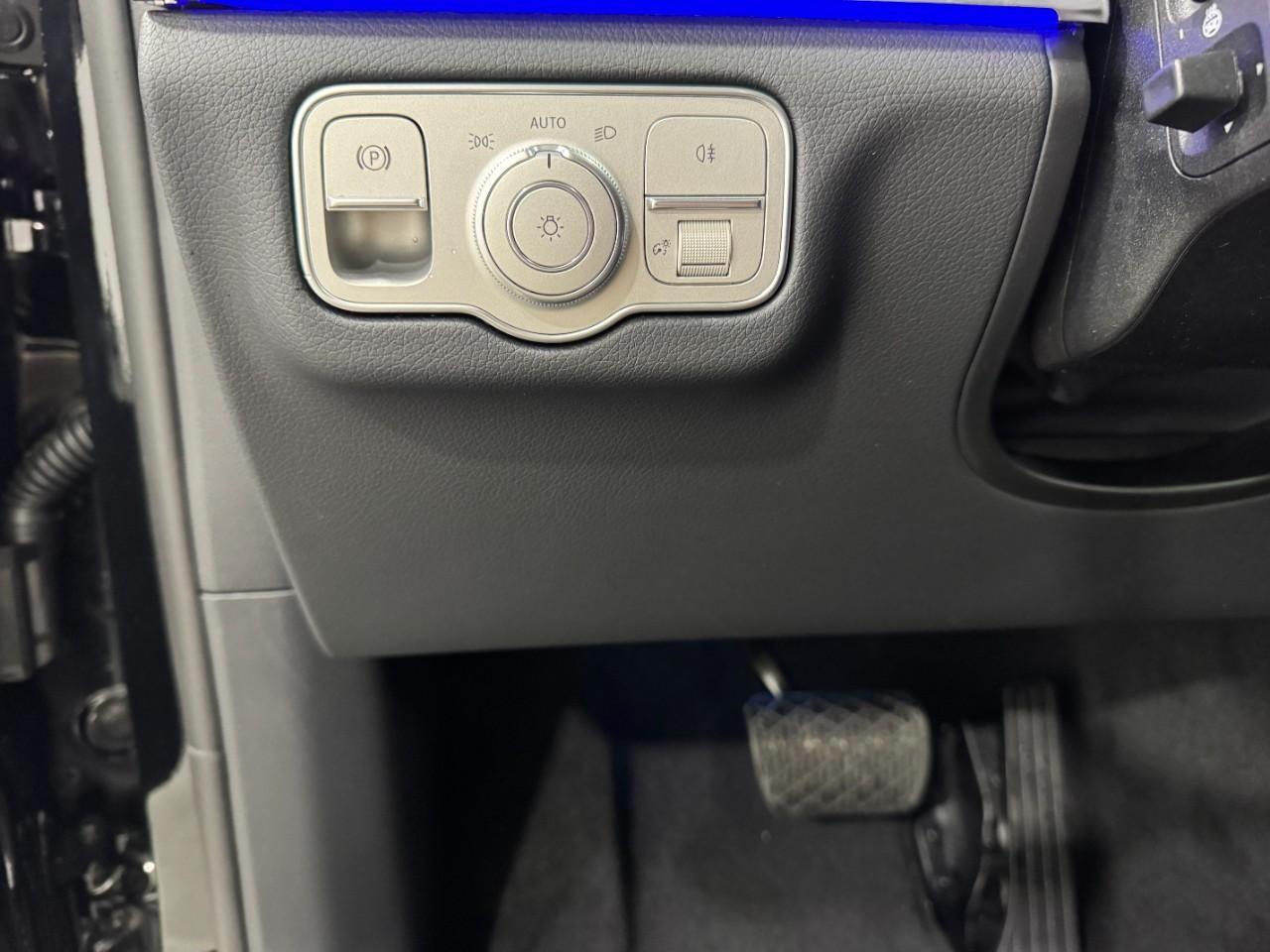 Mercedes-Benz GLE Vehicle Full-screen Gallery Image 31