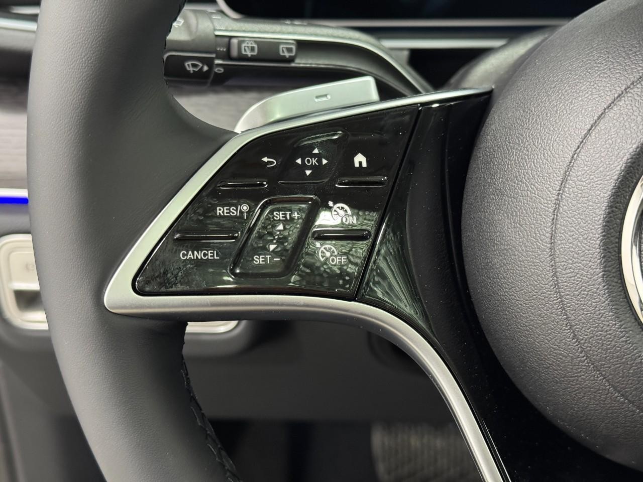 Mercedes-Benz GLE Vehicle Full-screen Gallery Image 32