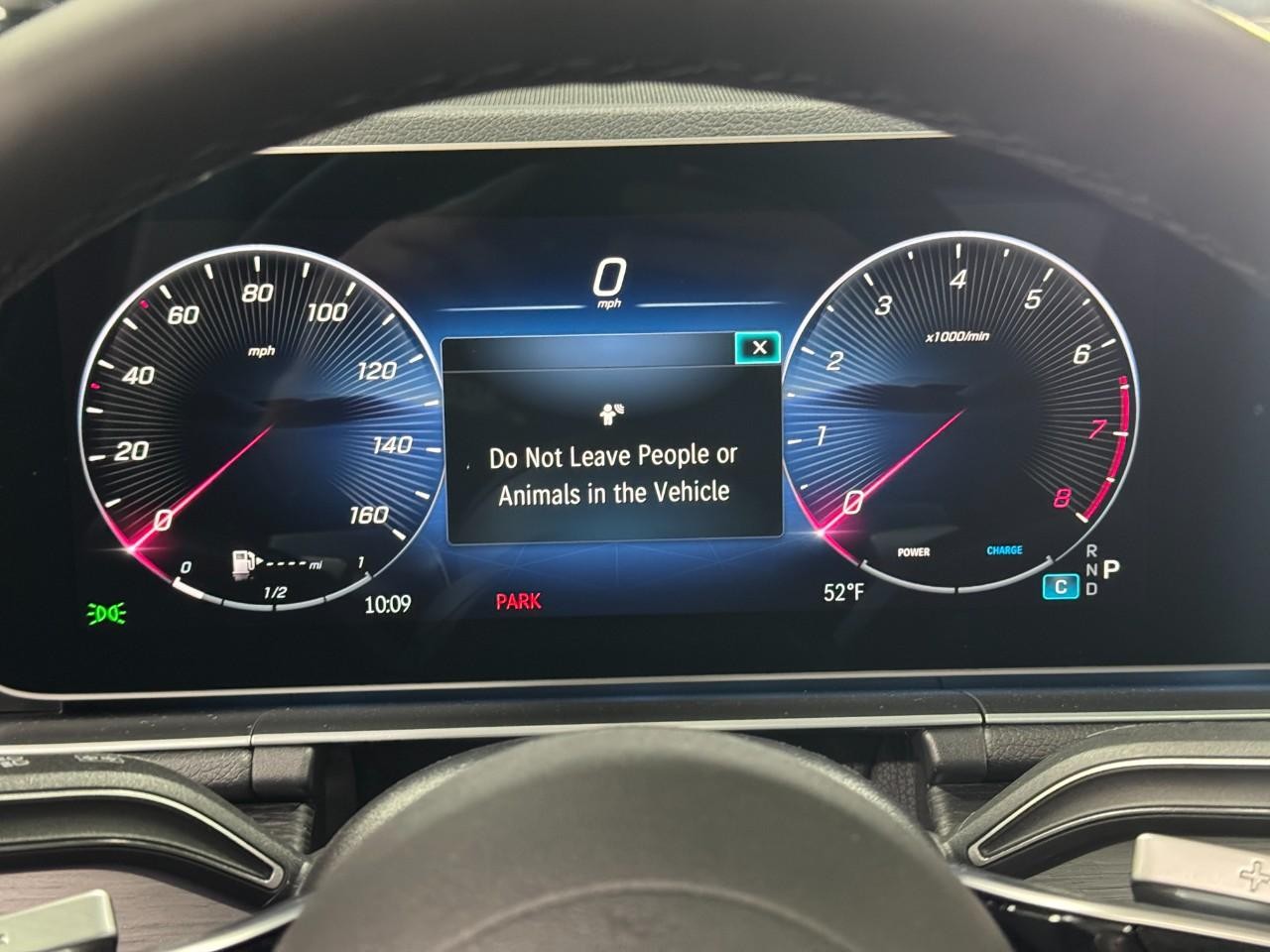 Mercedes-Benz GLE Vehicle Full-screen Gallery Image 34