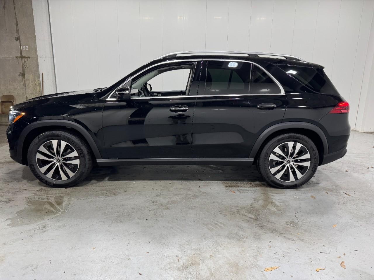 Mercedes-Benz GLE Vehicle Full-screen Gallery Image 2