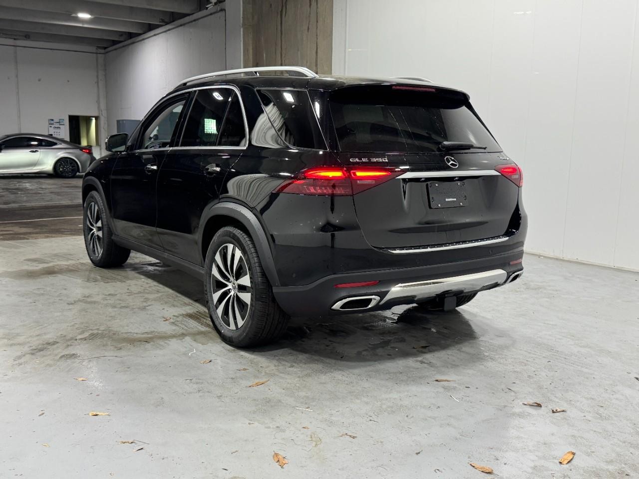 Mercedes-Benz GLE Vehicle Full-screen Gallery Image 3