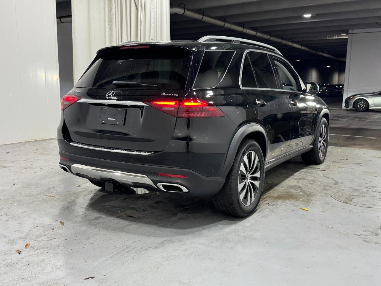 Mercedes-Benz GLE Vehicle Full-screen Gallery Image 4