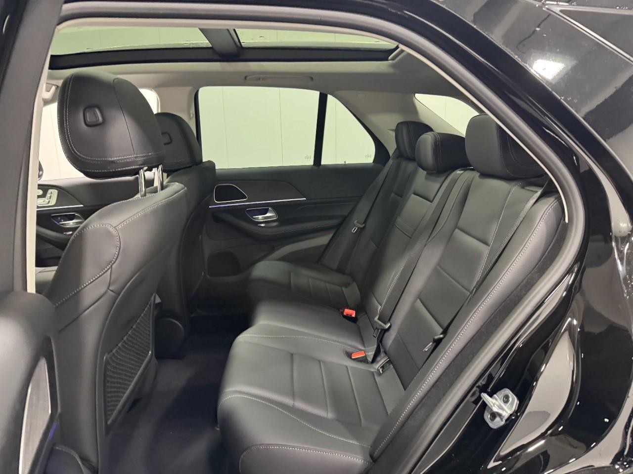 Mercedes-Benz GLE Vehicle Full-screen Gallery Image 8