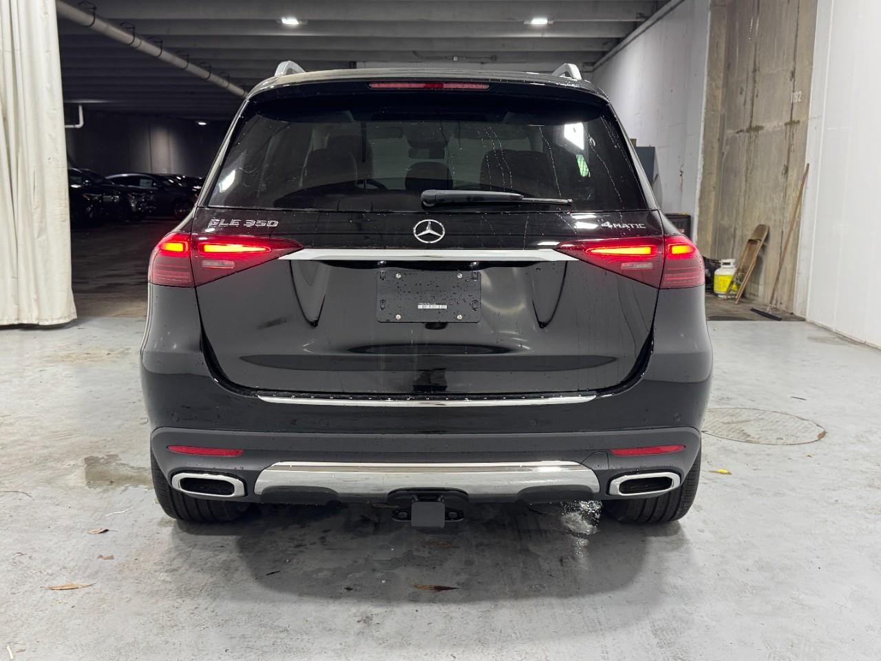 Mercedes-Benz GLE Vehicle Full-screen Gallery Image 9