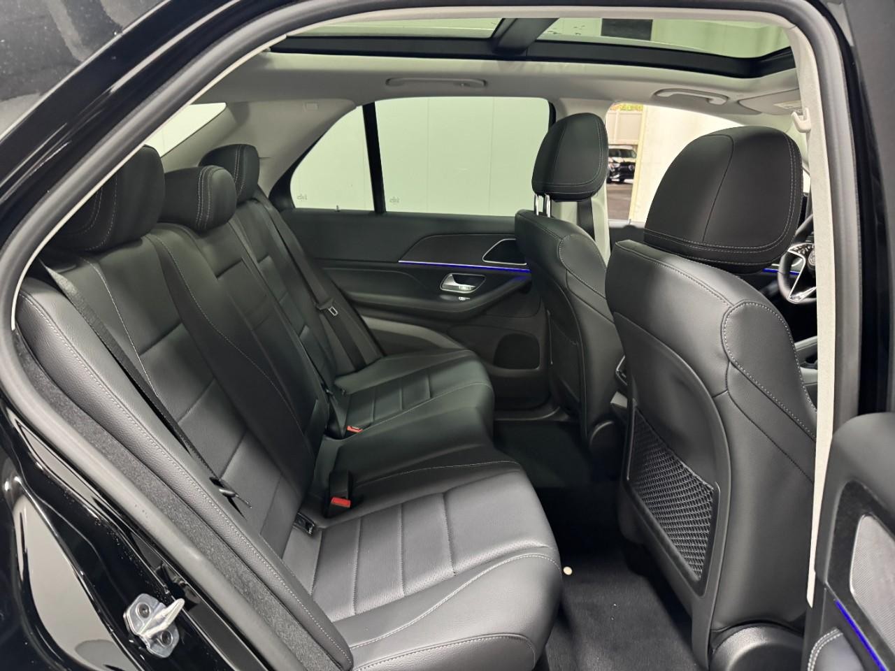 Mercedes-Benz GLE Vehicle Full-screen Gallery Image 10