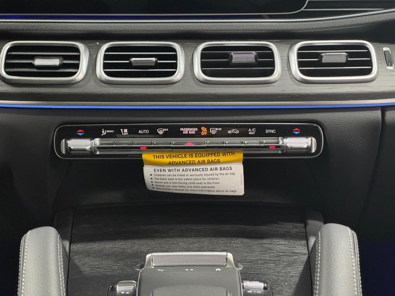 Mercedes-Benz GLE Vehicle Full-screen Gallery Image 15