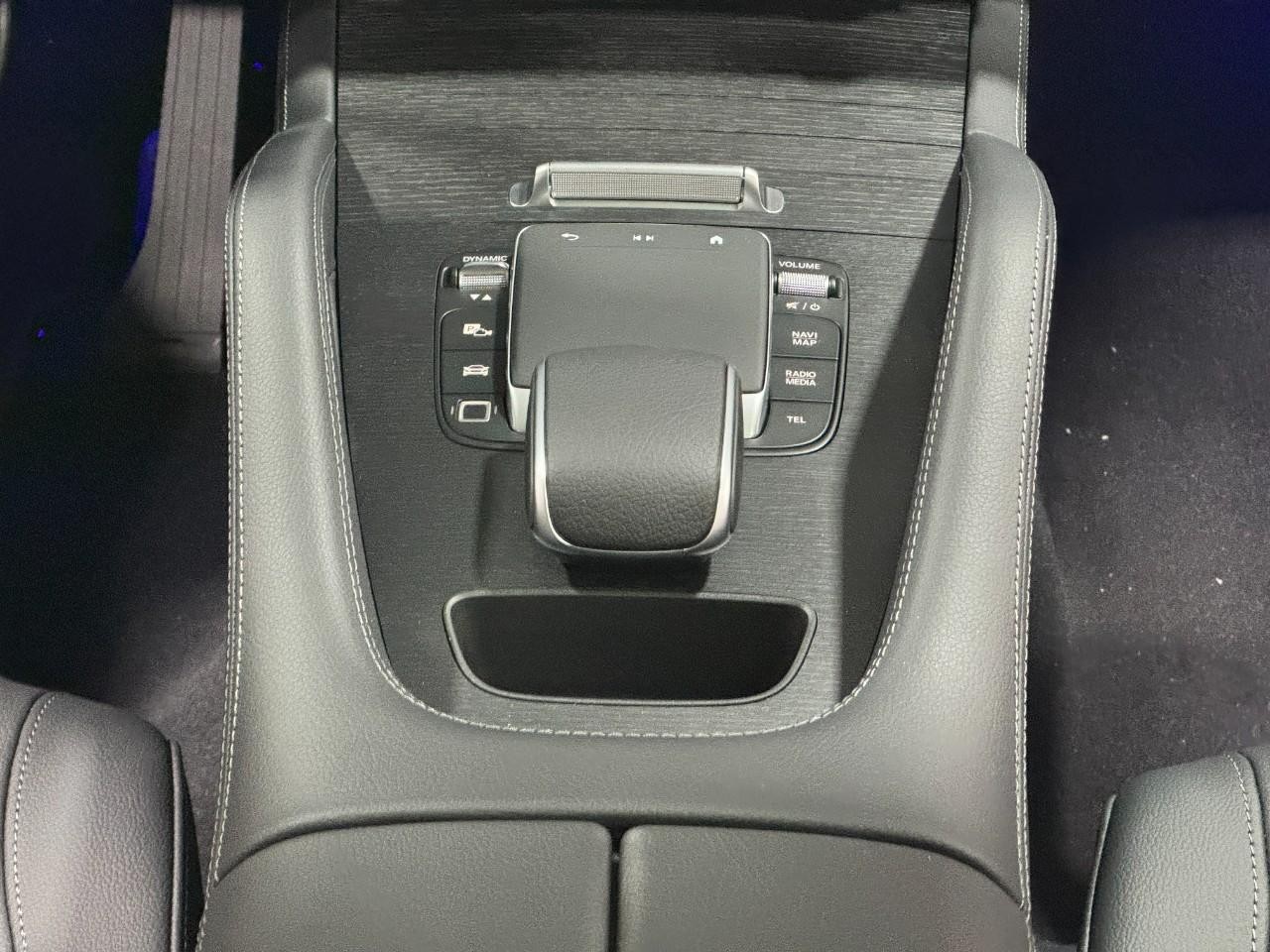 Mercedes-Benz GLE Vehicle Full-screen Gallery Image 16