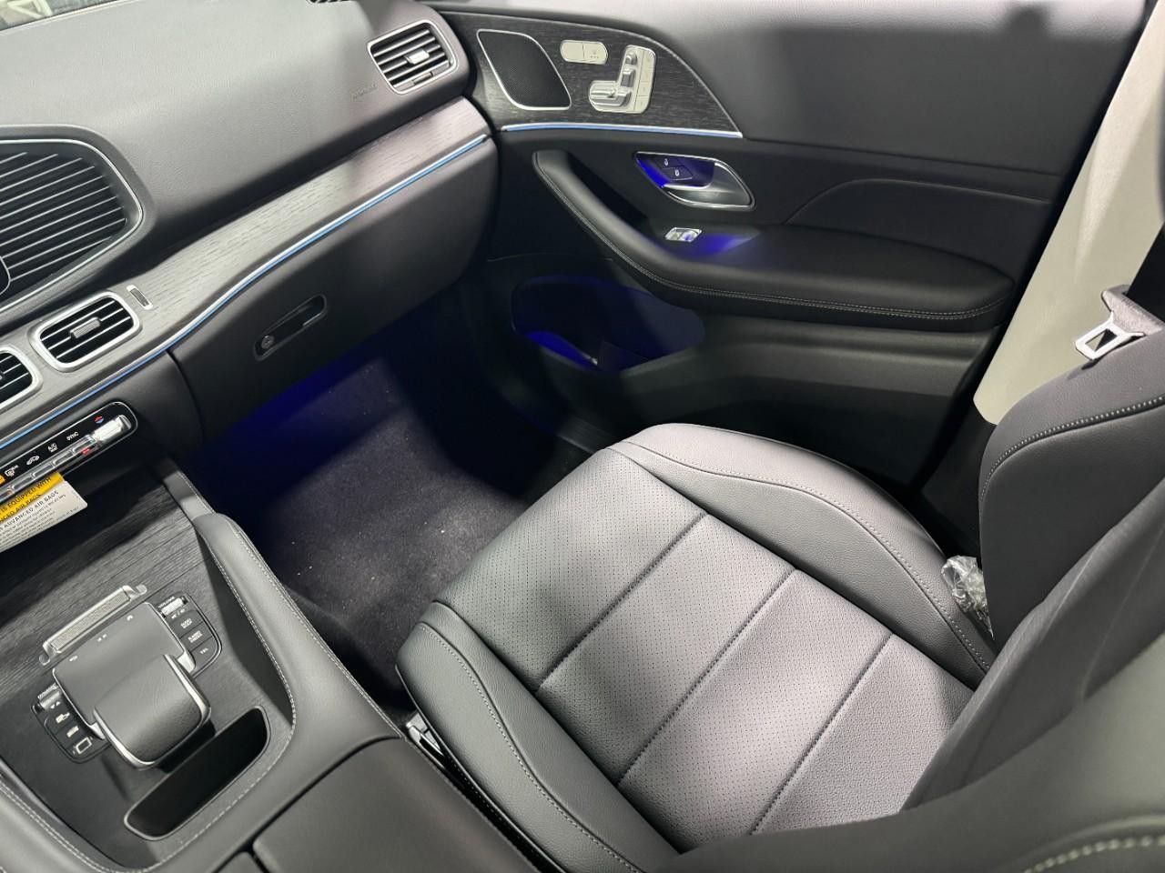 Mercedes-Benz GLE Vehicle Full-screen Gallery Image 17