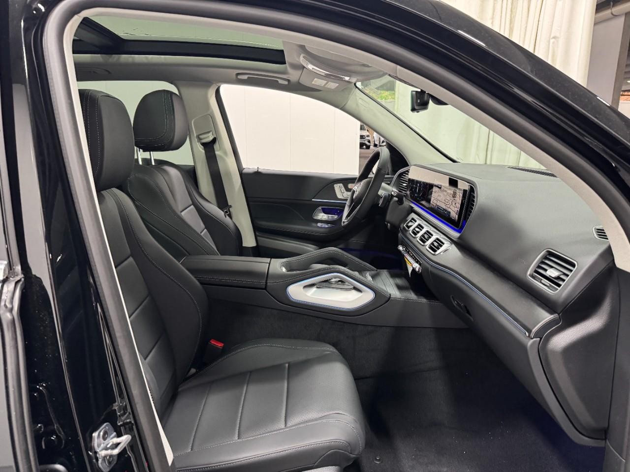 Mercedes-Benz GLE Vehicle Full-screen Gallery Image 18