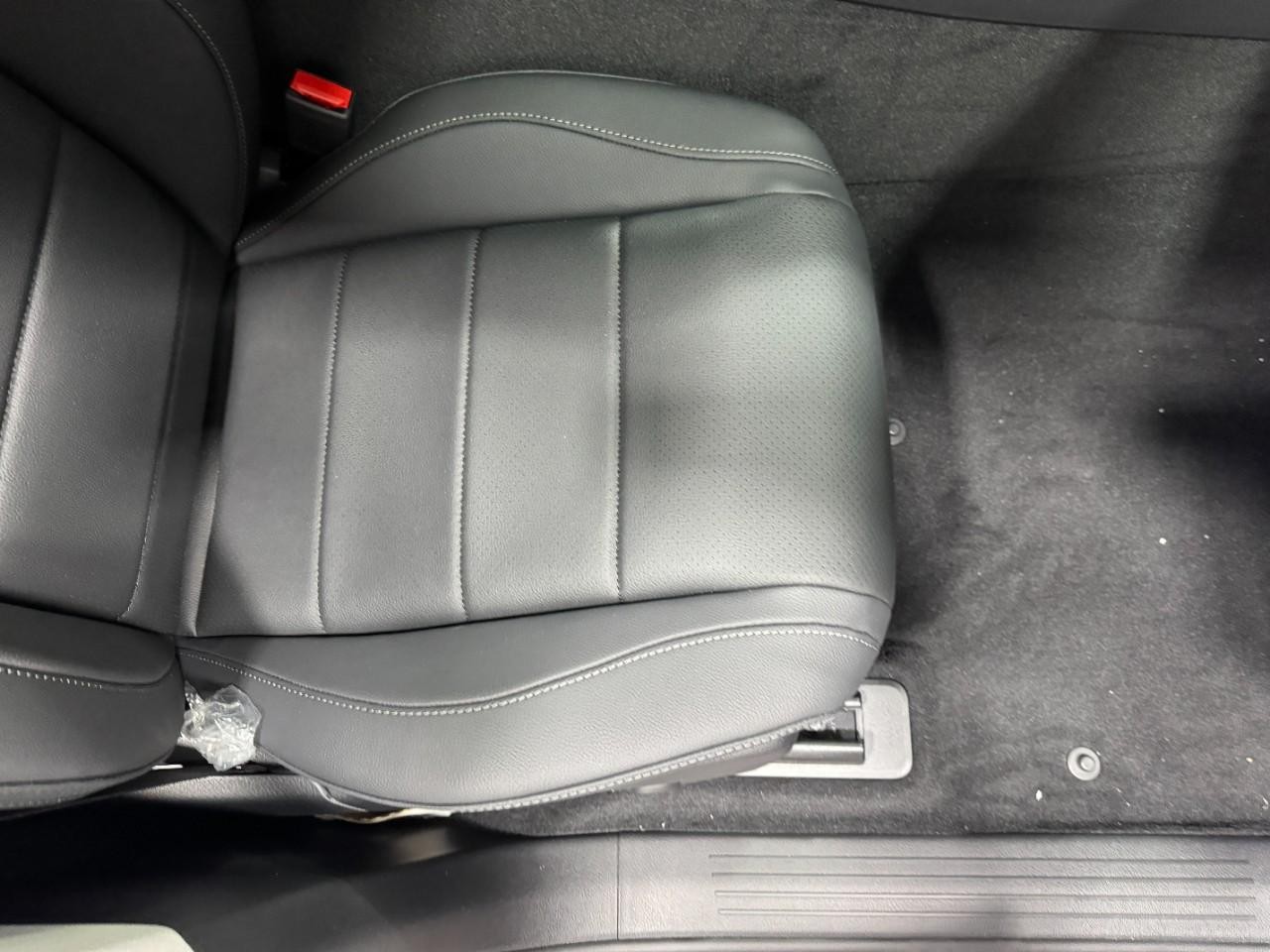 Mercedes-Benz GLE Vehicle Full-screen Gallery Image 19