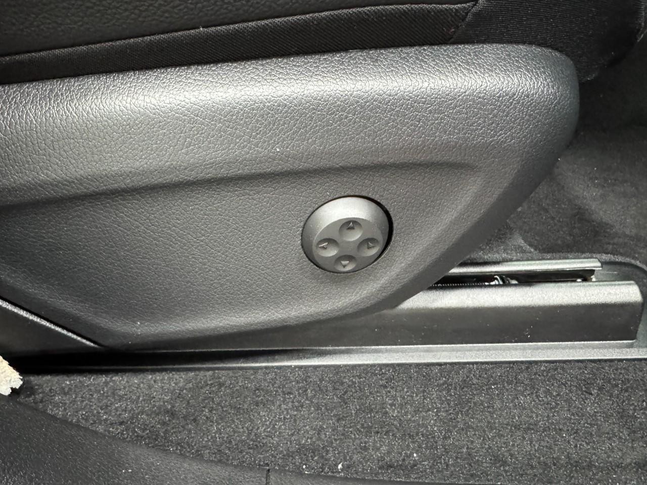 Mercedes-Benz GLE Vehicle Full-screen Gallery Image 20