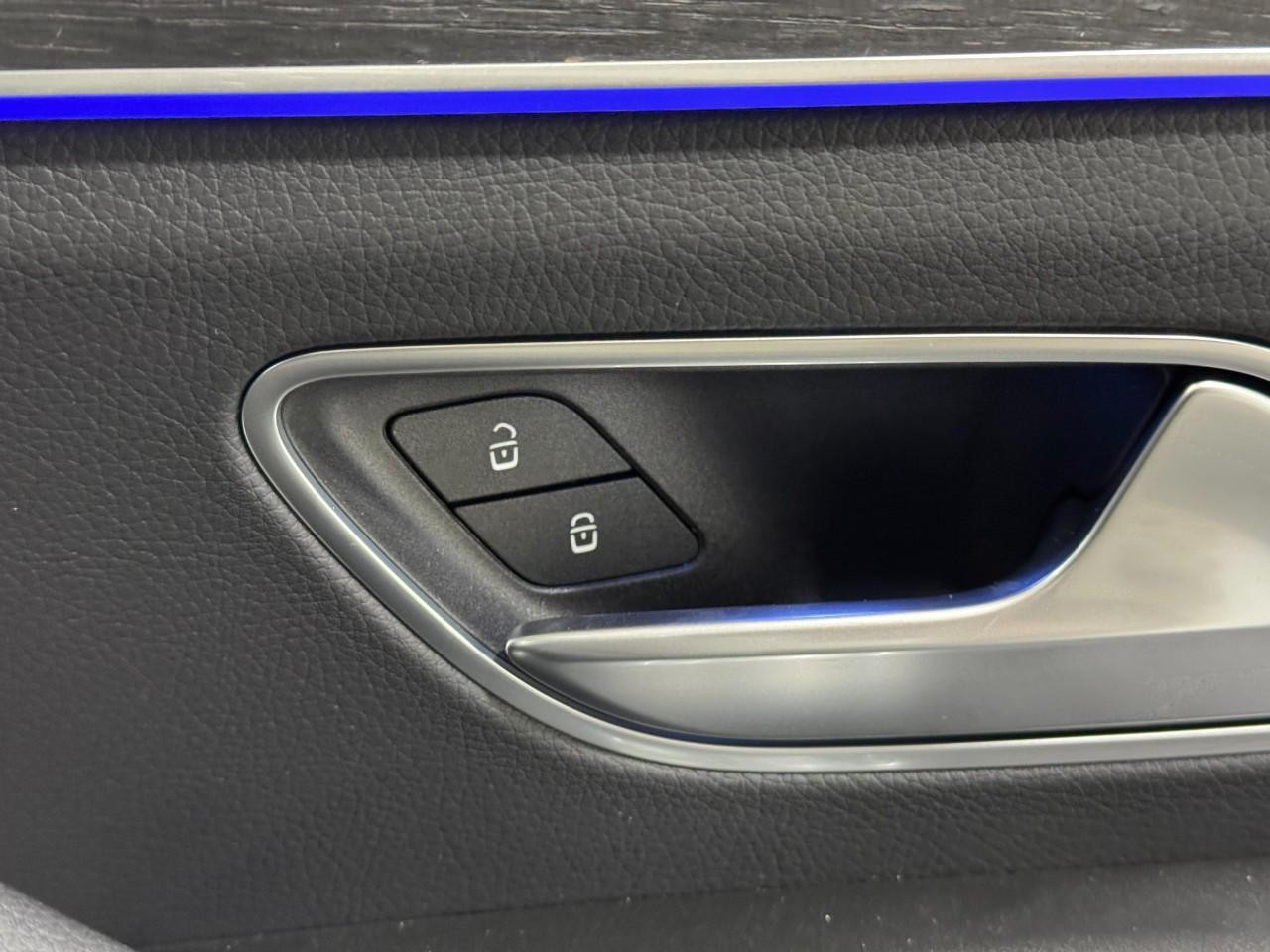 Mercedes-Benz GLE Vehicle Full-screen Gallery Image 22