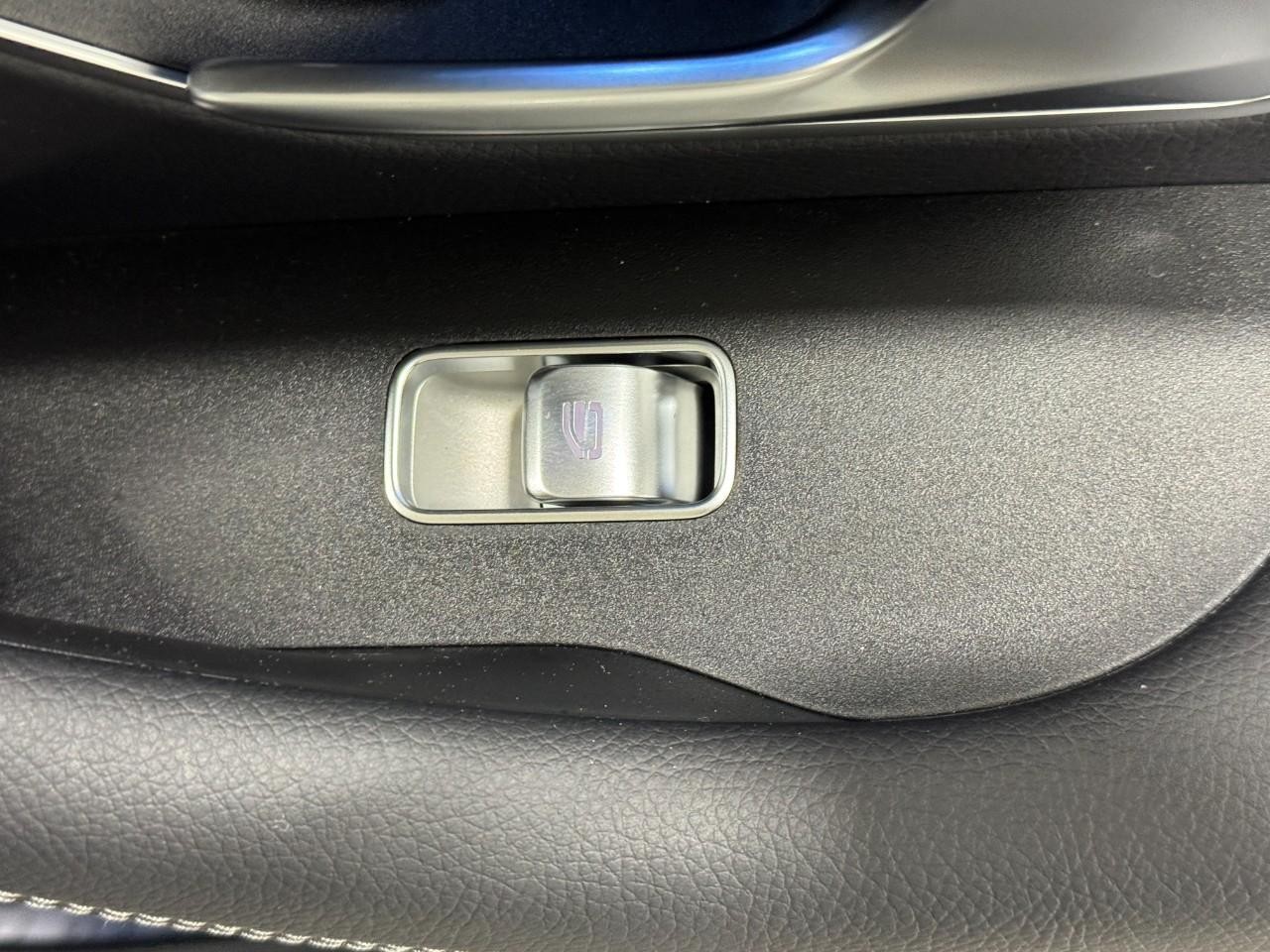 Mercedes-Benz GLE Vehicle Full-screen Gallery Image 23