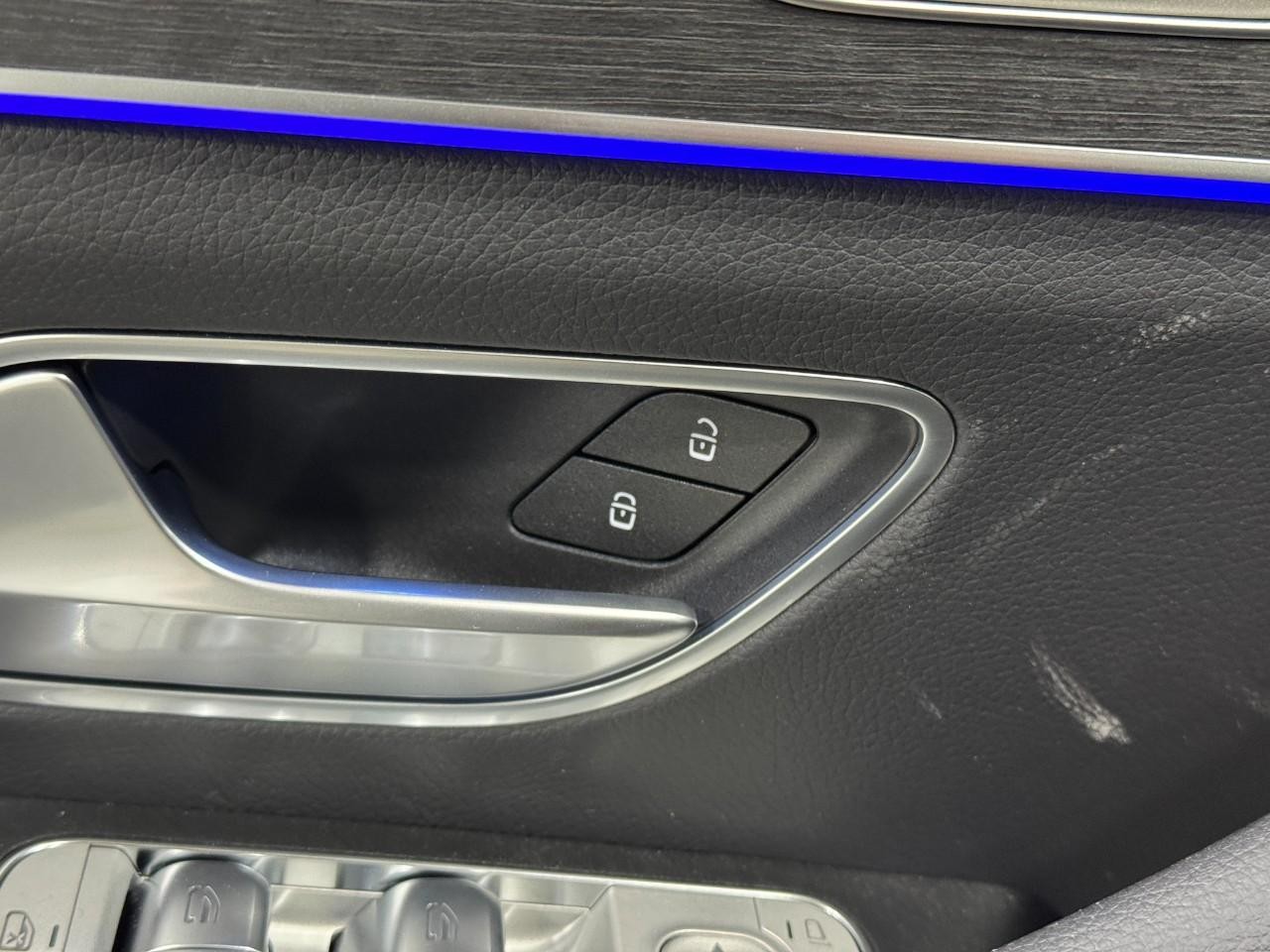 Mercedes-Benz GLE Vehicle Full-screen Gallery Image 26