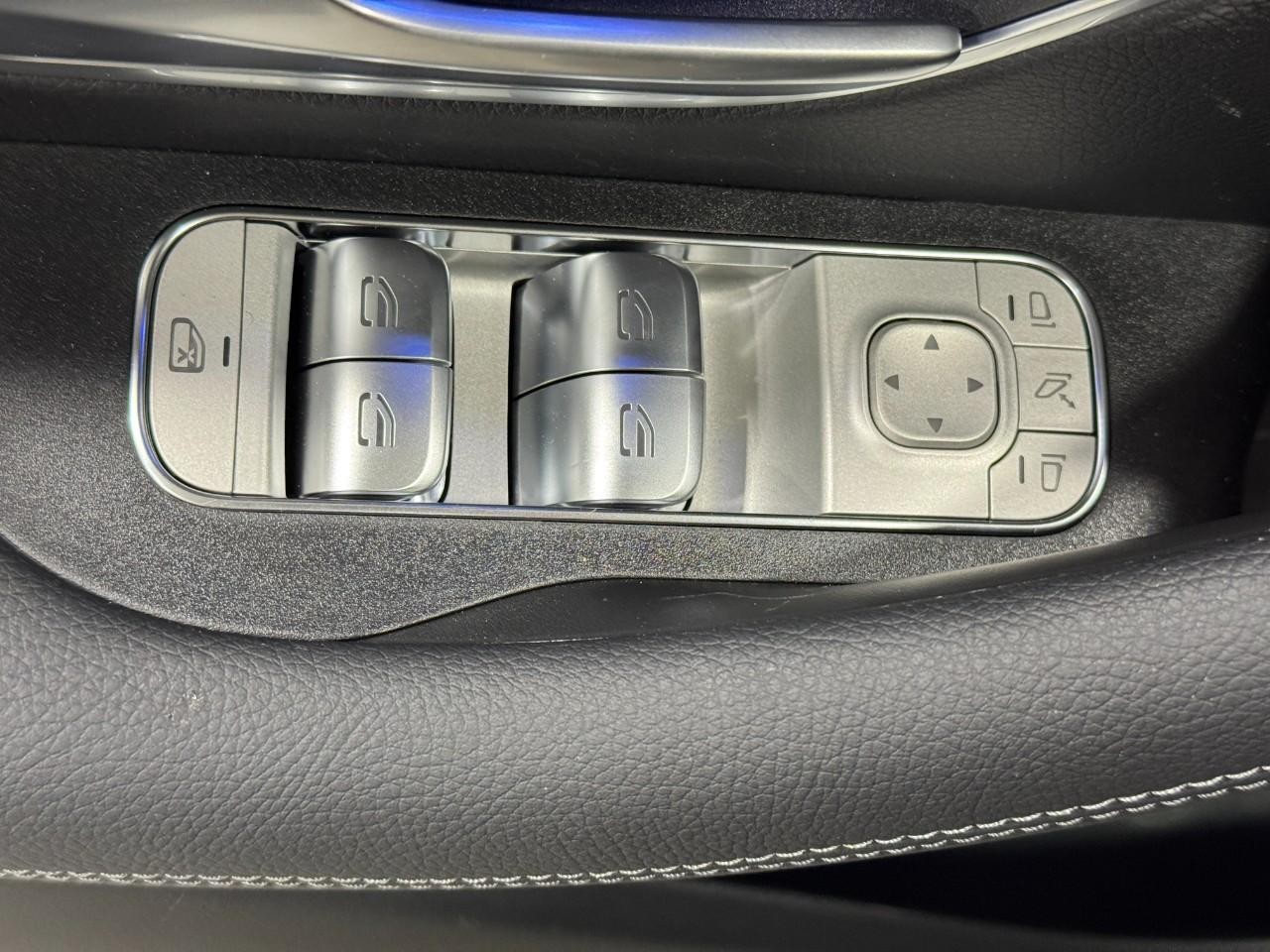 Mercedes-Benz GLE Vehicle Full-screen Gallery Image 27