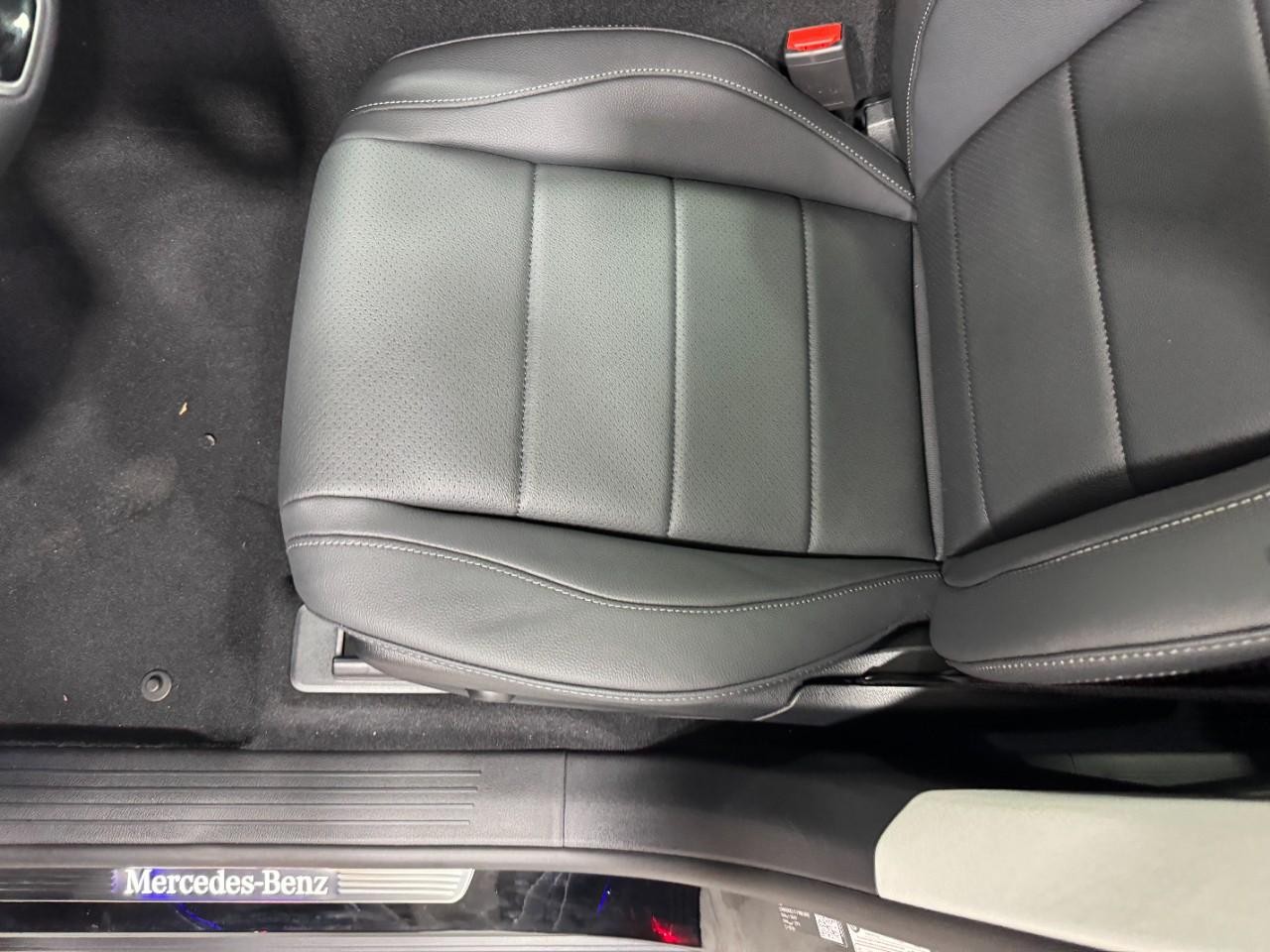 Mercedes-Benz GLE Vehicle Full-screen Gallery Image 30