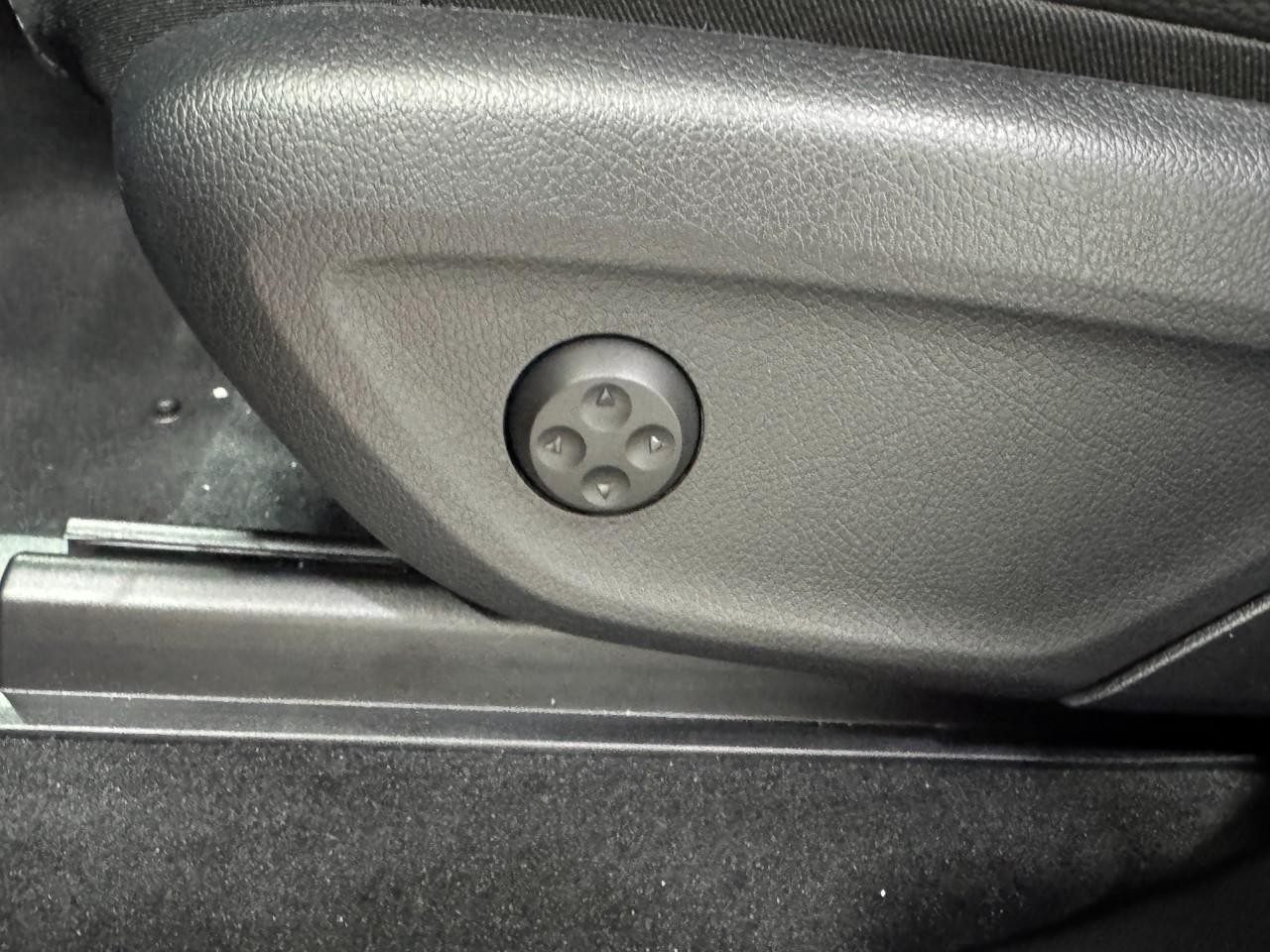 Mercedes-Benz GLE Vehicle Full-screen Gallery Image 31