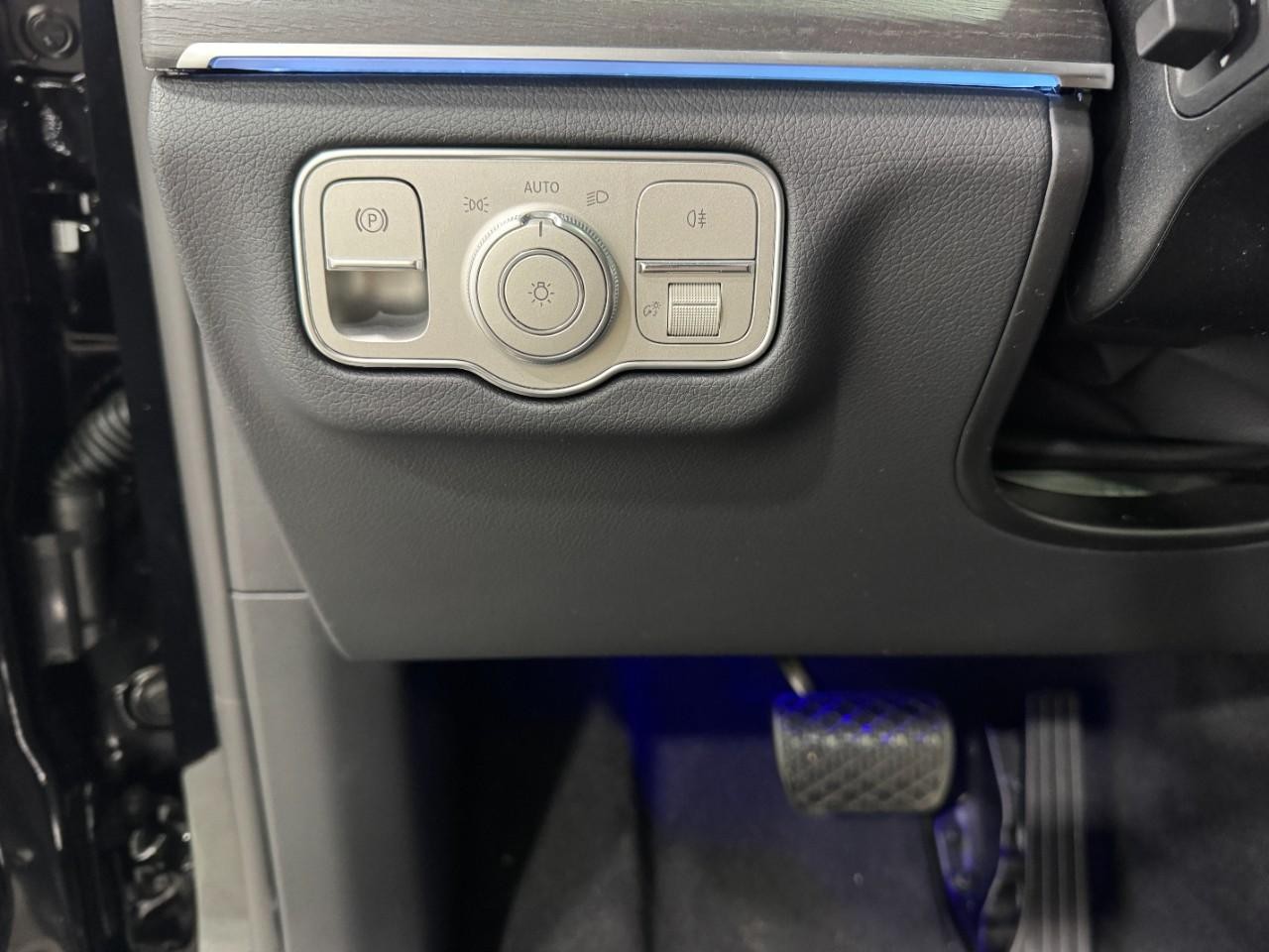 Mercedes-Benz GLE Vehicle Full-screen Gallery Image 32