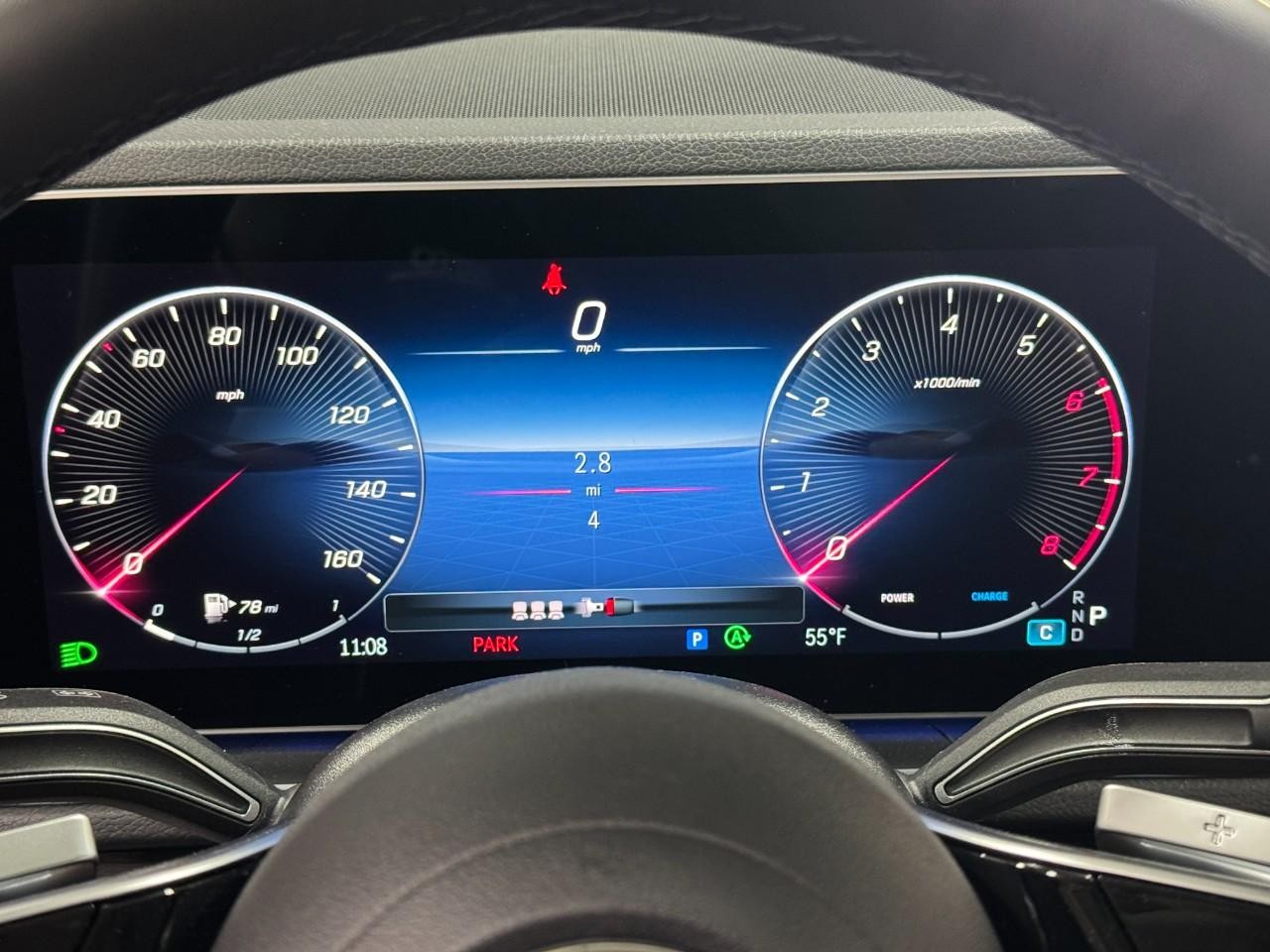 Mercedes-Benz GLE Vehicle Full-screen Gallery Image 35