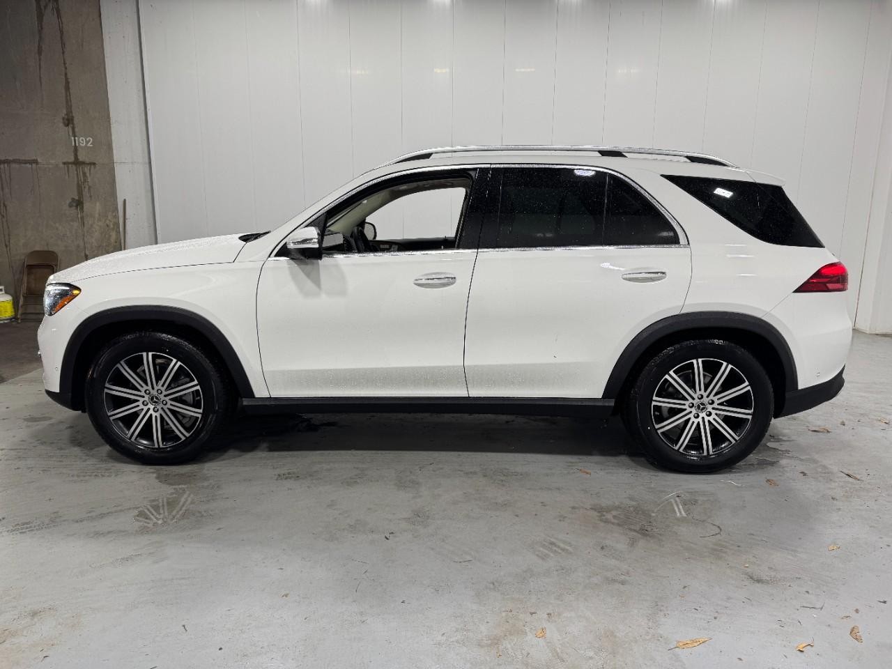 Mercedes-Benz GLE Vehicle Full-screen Gallery Image 2