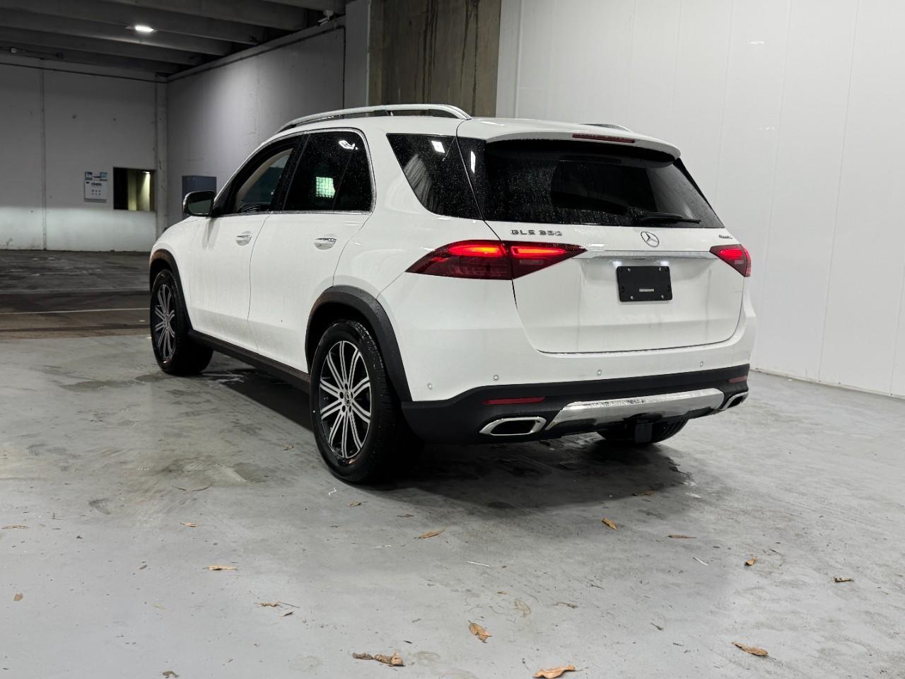 Mercedes-Benz GLE Vehicle Full-screen Gallery Image 3