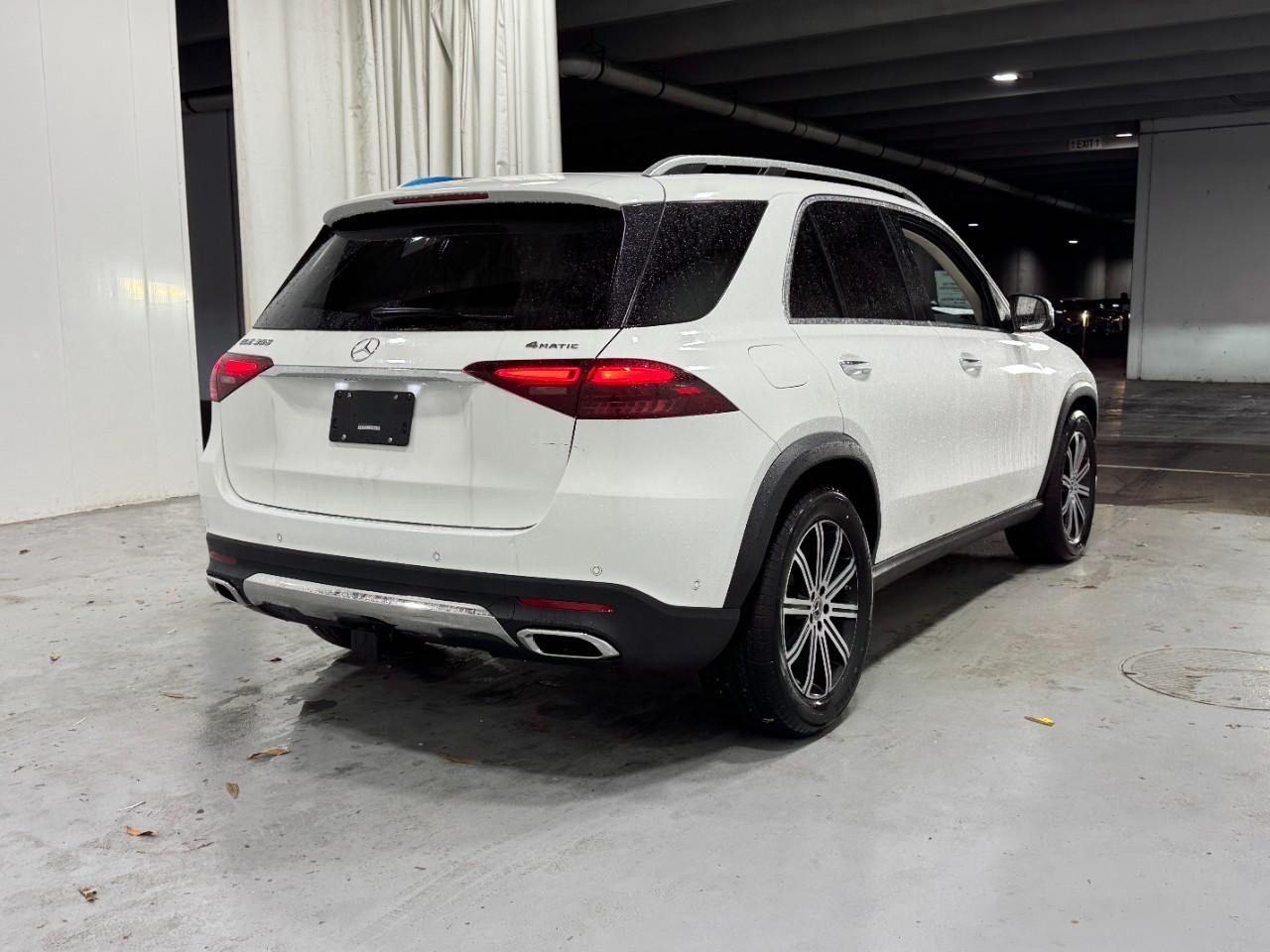 Mercedes-Benz GLE Vehicle Full-screen Gallery Image 4