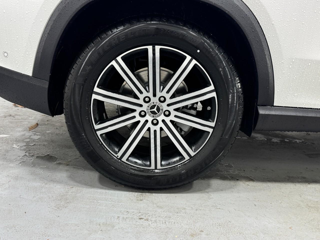 Mercedes-Benz GLE Vehicle Full-screen Gallery Image 5