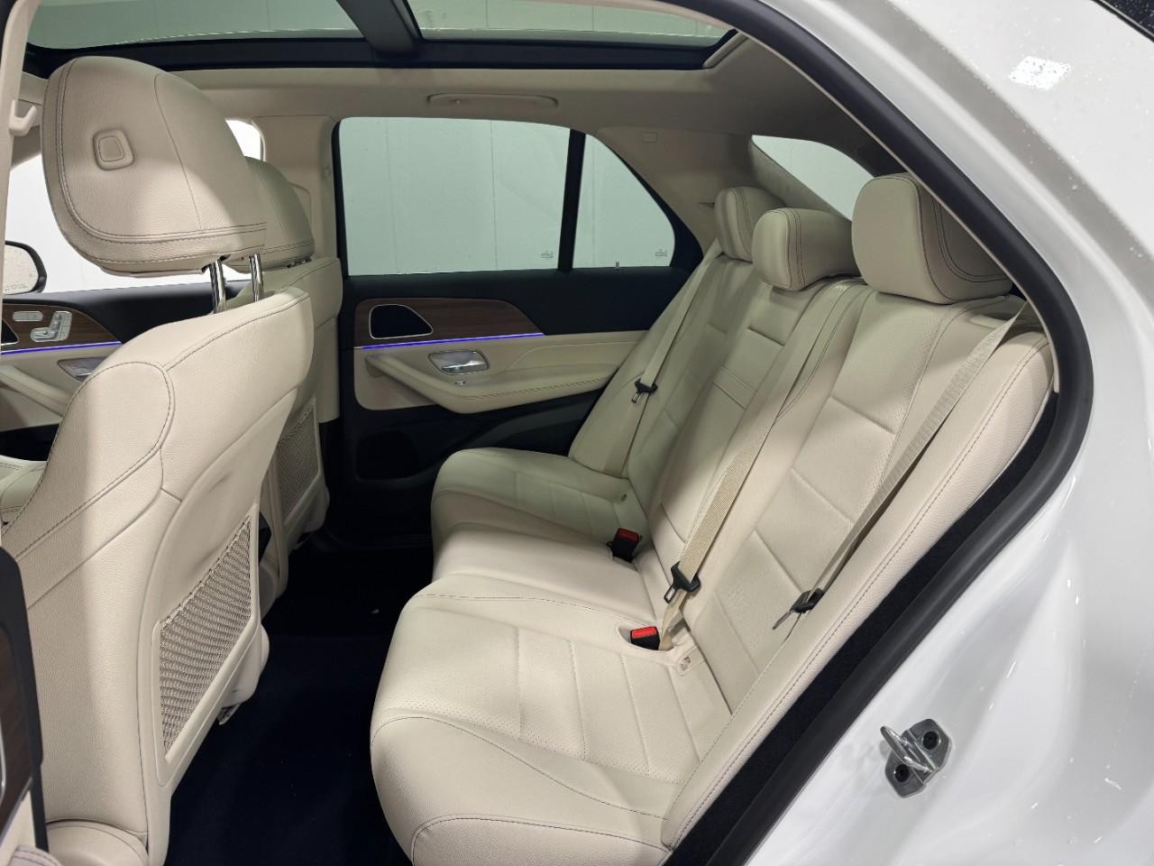 Mercedes-Benz GLE Vehicle Full-screen Gallery Image 8