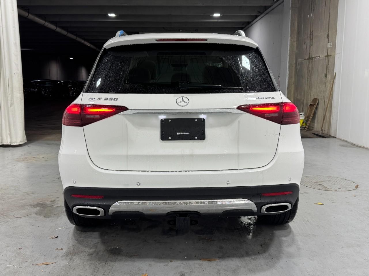 Mercedes-Benz GLE Vehicle Full-screen Gallery Image 9