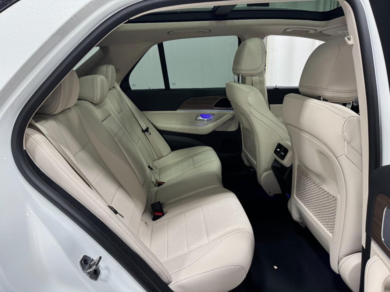 Mercedes-Benz GLE Vehicle Full-screen Gallery Image 10