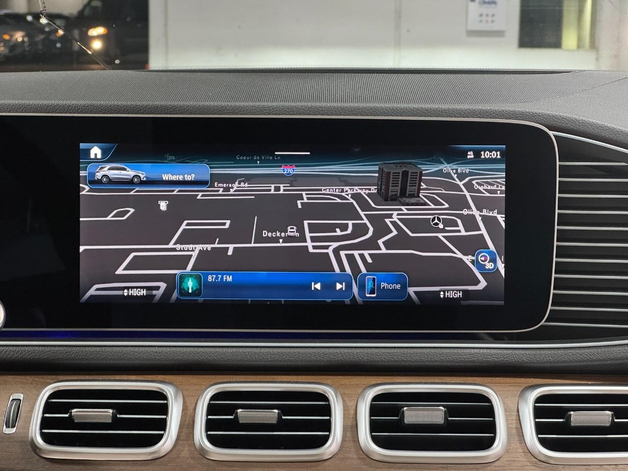 Mercedes-Benz GLE Vehicle Full-screen Gallery Image 14