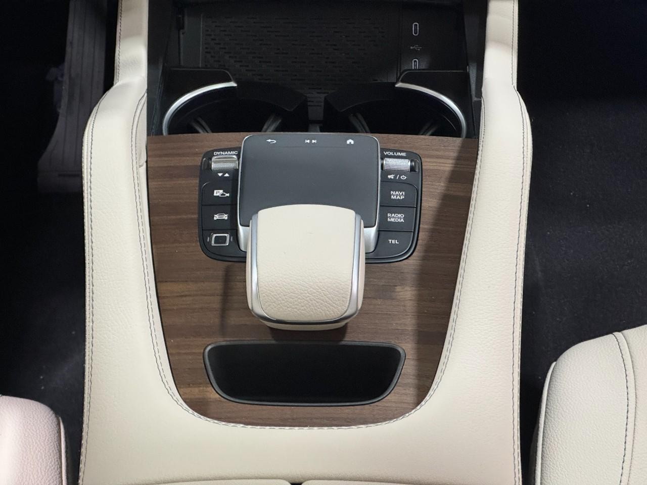 Mercedes-Benz GLE Vehicle Full-screen Gallery Image 16