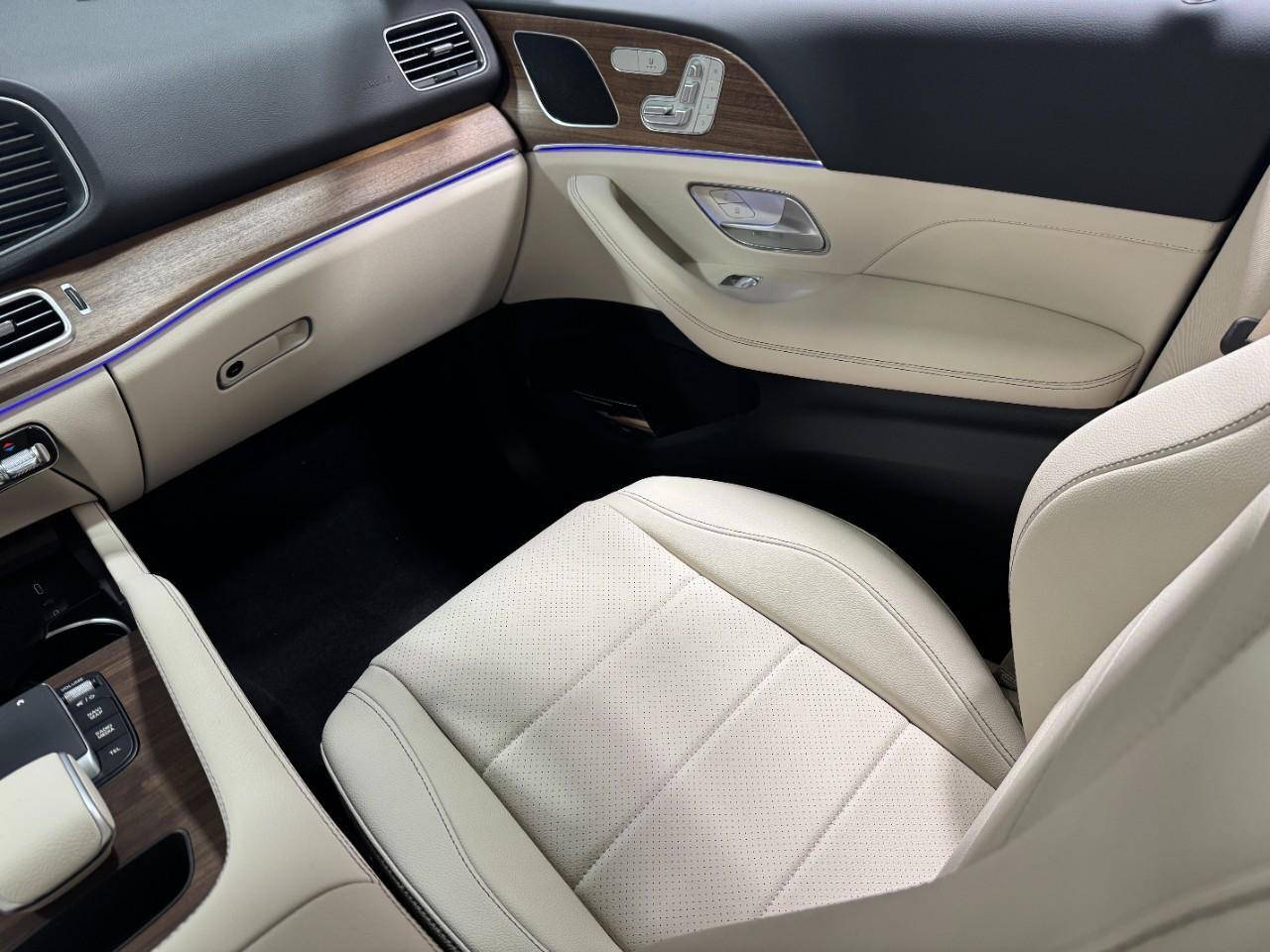 Mercedes-Benz GLE Vehicle Full-screen Gallery Image 17