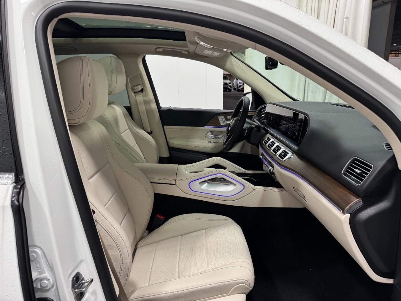 Mercedes-Benz GLE Vehicle Full-screen Gallery Image 18