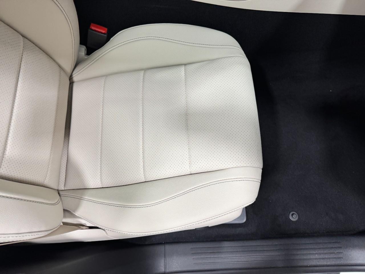 Mercedes-Benz GLE Vehicle Full-screen Gallery Image 19