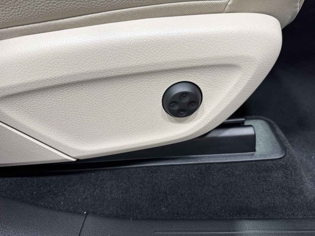 Mercedes-Benz GLE Vehicle Full-screen Gallery Image 20