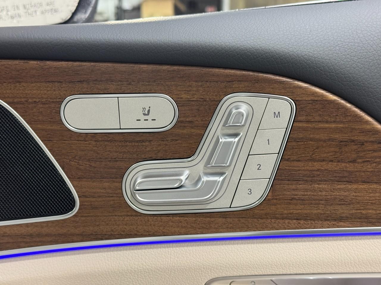 Mercedes-Benz GLE Vehicle Full-screen Gallery Image 21