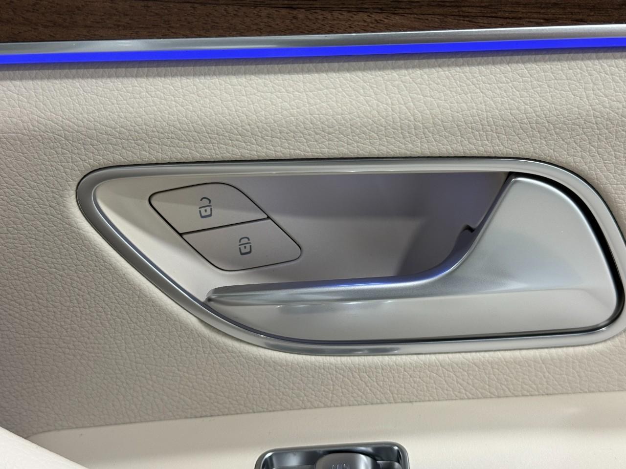 Mercedes-Benz GLE Vehicle Full-screen Gallery Image 22