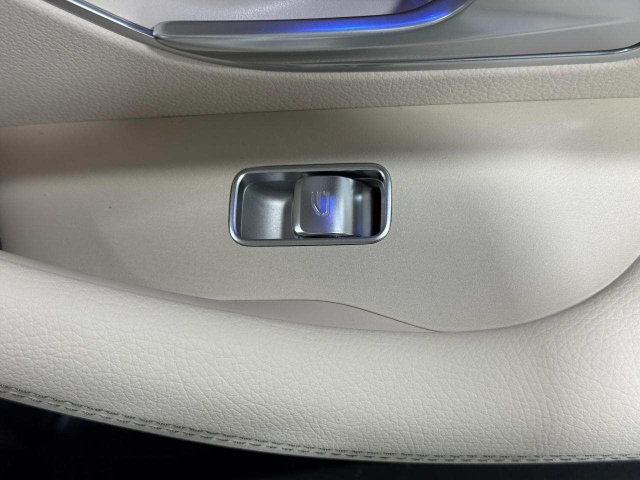 Mercedes-Benz GLE Vehicle Full-screen Gallery Image 23