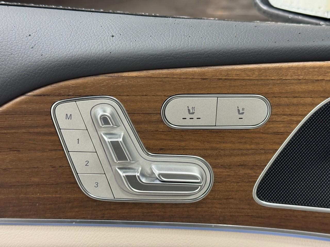 Mercedes-Benz GLE Vehicle Full-screen Gallery Image 24