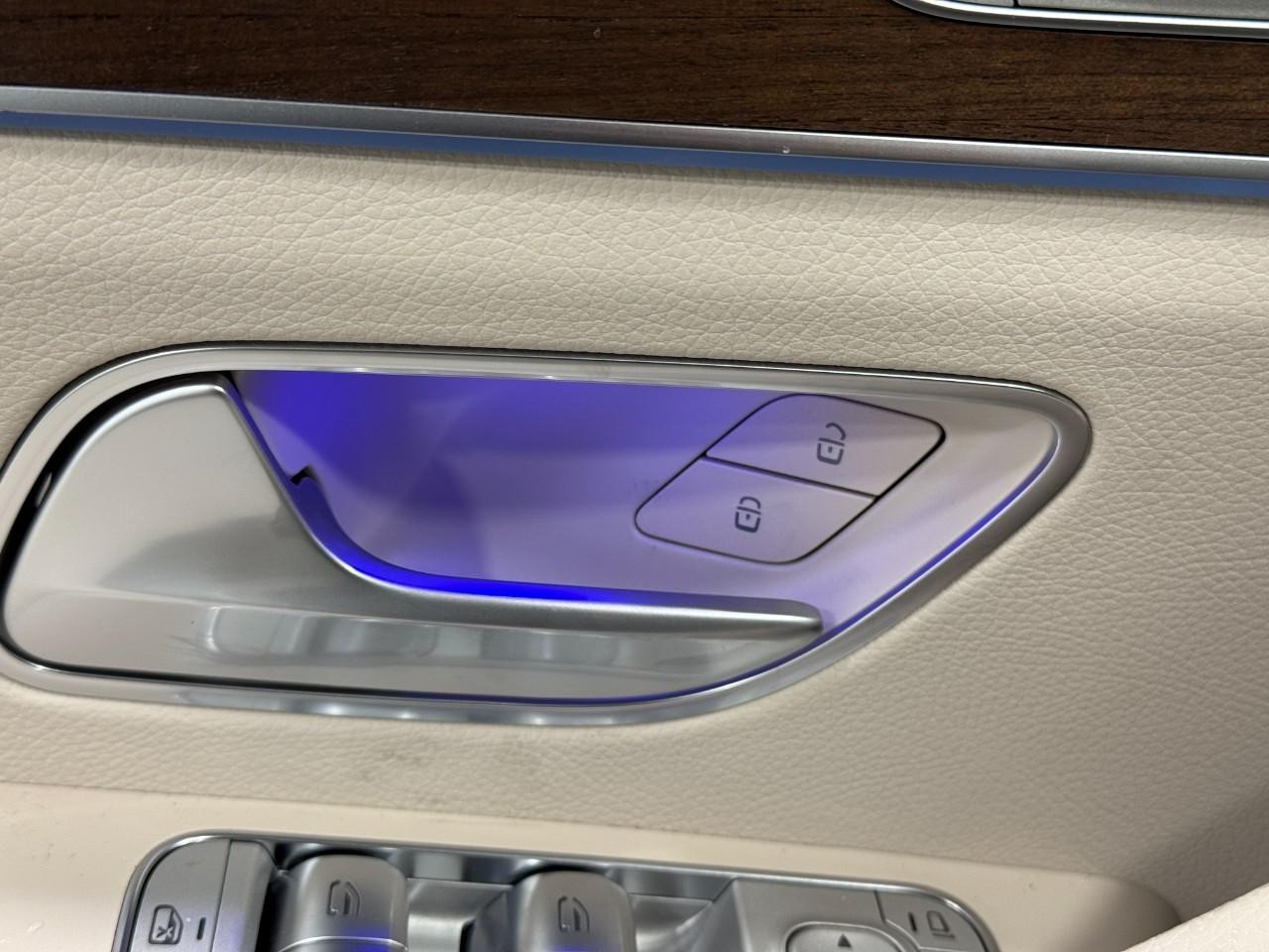 Mercedes-Benz GLE Vehicle Full-screen Gallery Image 25