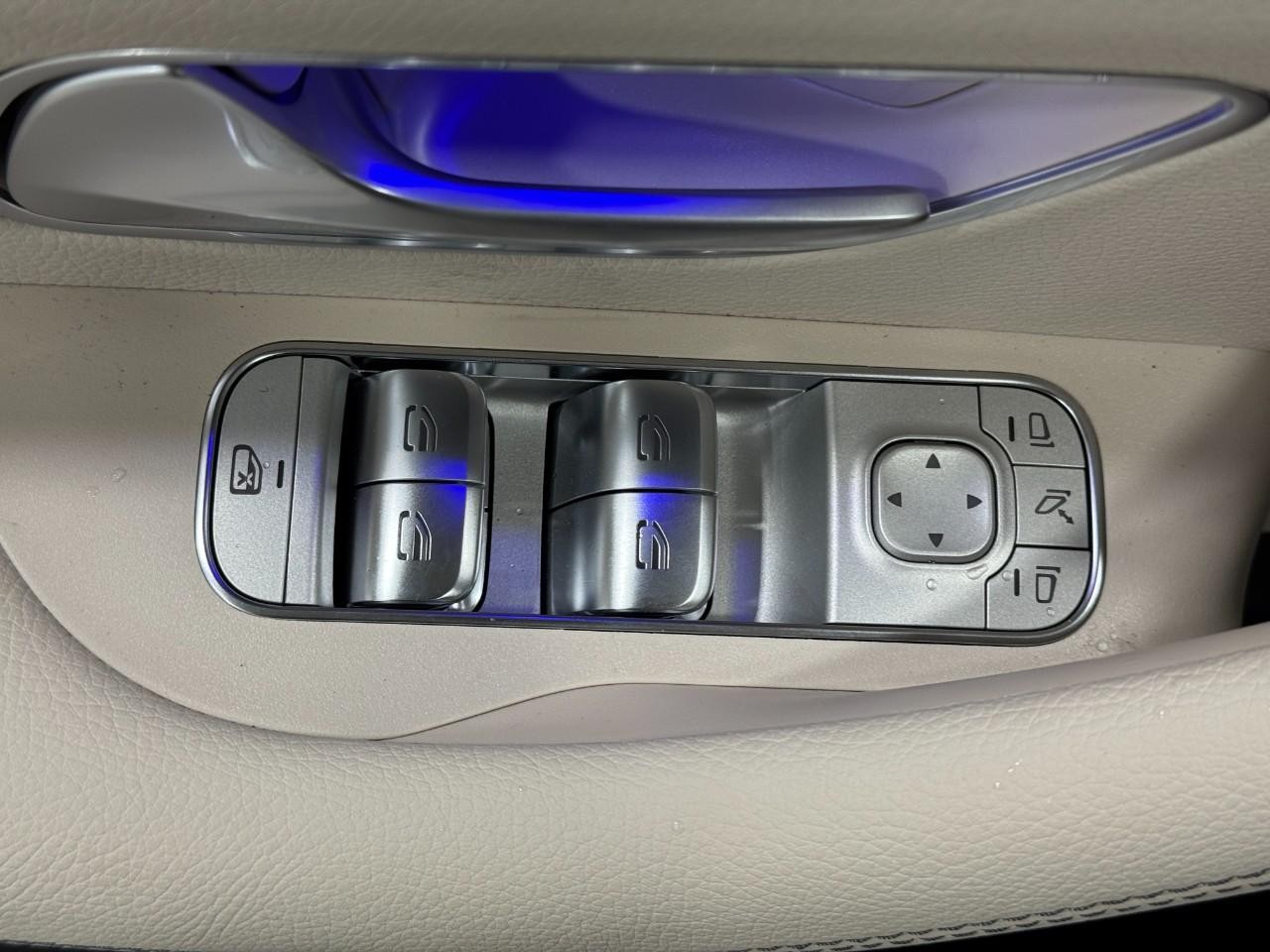 Mercedes-Benz GLE Vehicle Full-screen Gallery Image 26