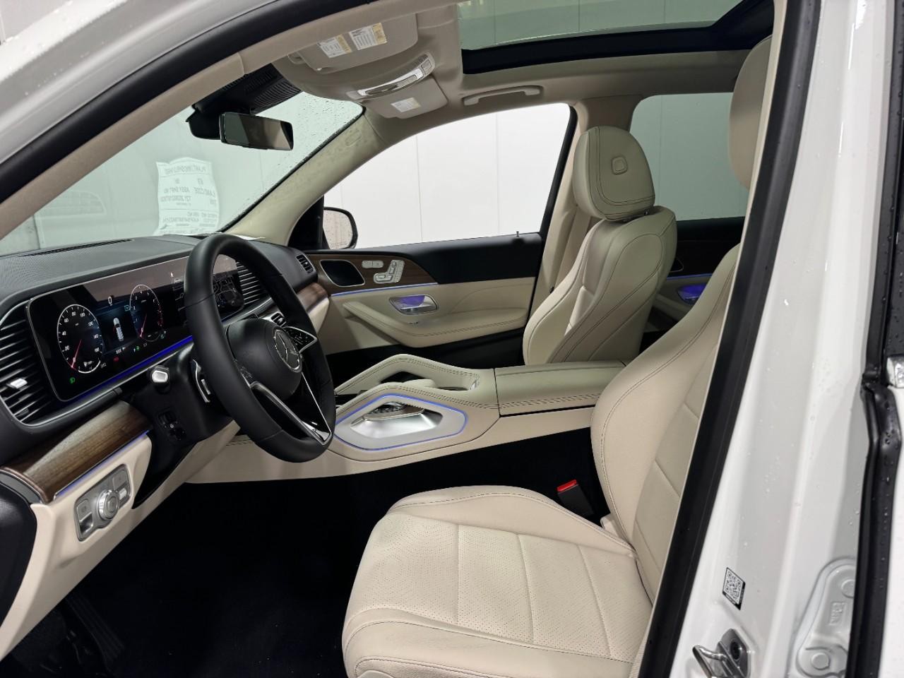 Mercedes-Benz GLE Vehicle Full-screen Gallery Image 28