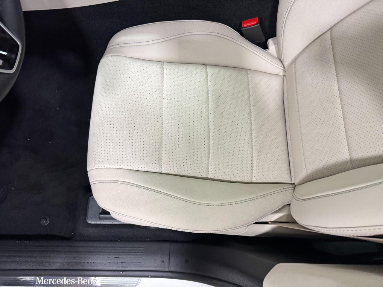 Mercedes-Benz GLE Vehicle Full-screen Gallery Image 29