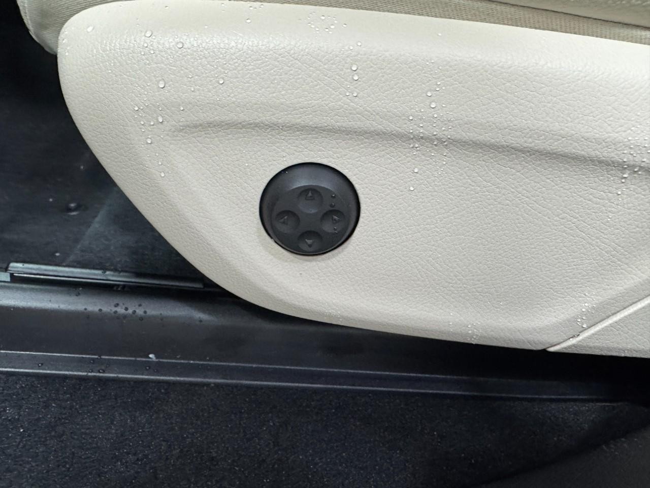 Mercedes-Benz GLE Vehicle Full-screen Gallery Image 30